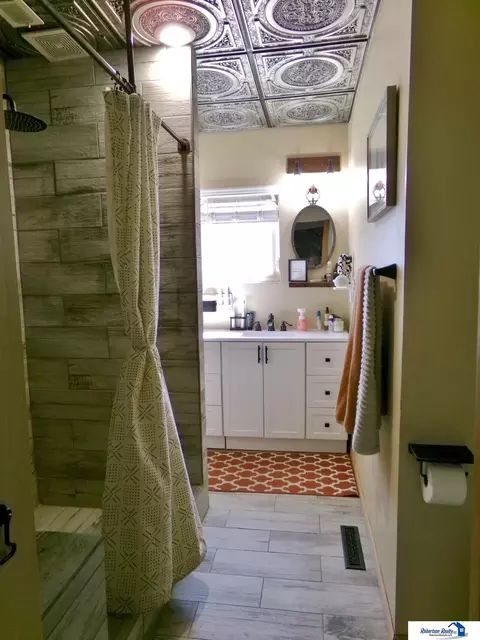 Bath - 1904 Ella St, Beatrice, NE 68310 photo 6 of 11