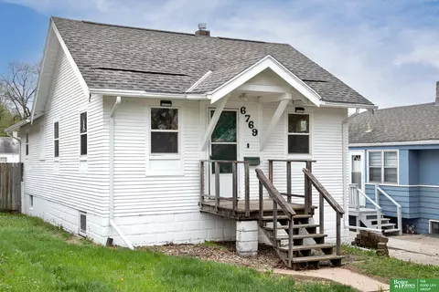 6769 Pratt St, Omaha, NE 68104