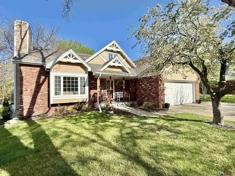 3707 S 77th St, Lincoln, NE 68506