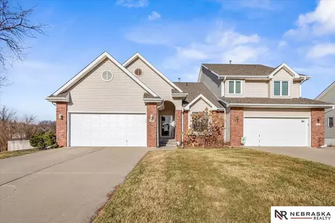 802 N Adams St, Papillion, NE 68046