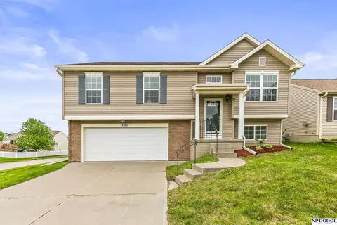 19401 Laci St, Omaha, NE 68135
