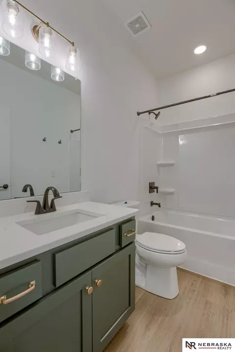 Bath - 16006 Daniel St, Bennington, NE 68007 photo 3 of 4