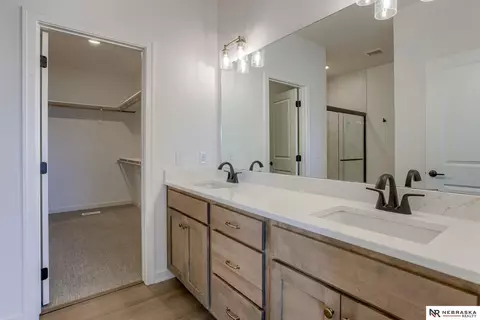 Bath - 16006 Daniel St, Bennington, NE 68007 photo 1 of 4