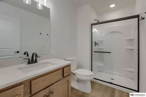 Bath - 16006 Daniel St, Bennington, NE 68007 photo 4 of 4