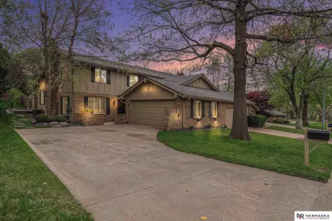 9950 Fieldcrest Dr, Omaha, NE 68114