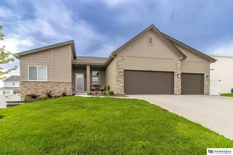 11717 S 112th St, Papillion, NE 68046