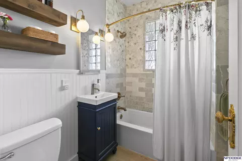 Bath - 5018 Izard St, Omaha, NE 68132 photo 1 of 2