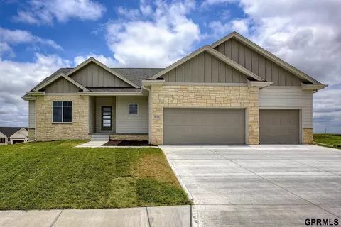 5725 N 196 St, Elkhorn, NE 68022