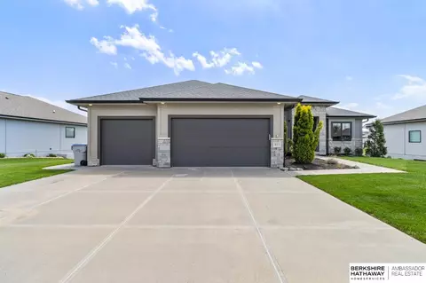 611 Brentwood Dr, Gretna, NE 68028