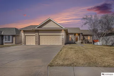 16516 Willow St, Omaha, NE 68136