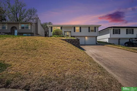 2406 S 48 Ave, Omaha, NE 68106