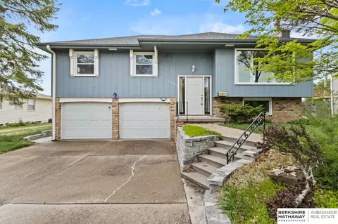 7112 Pine Dr, La Vista, NE 68128