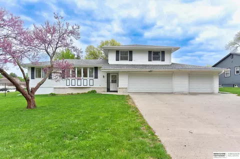 9115 Parker St, Omaha, NE 68114