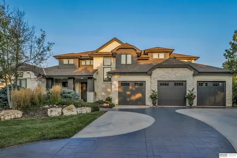 18901 Boyle Cir, Elkhorn, NE 68022