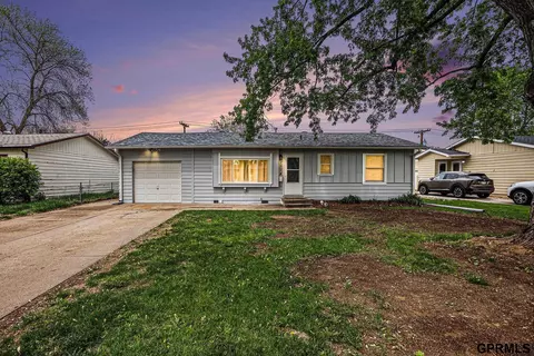 7504 Valley Rd, La Vista, NE 68128