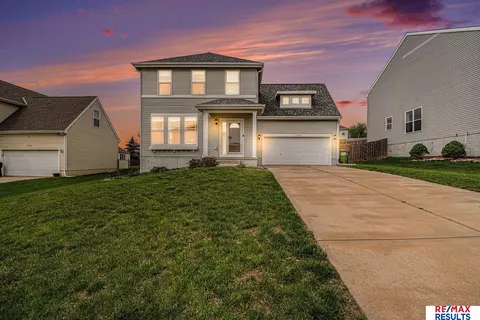 1122 Summit Ridge Dr, Papillion, NE 68046