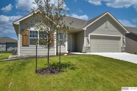 9720 S 103 St, Papillion, NE 68046
