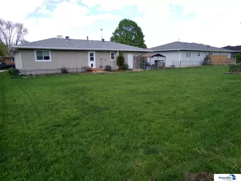1907 Jackson St, Beatrice, NE 68310 photo 2
