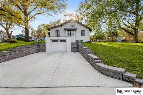 7602 Maywood St, Ralston, NE 68127