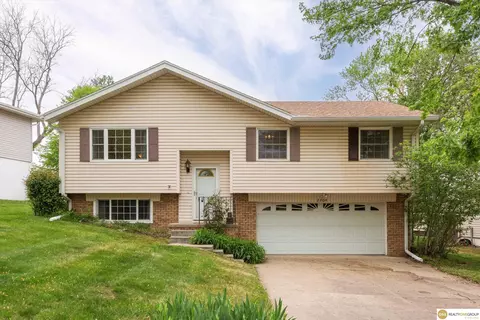 2204 Coventry Dr, Bellevue, NE 68123