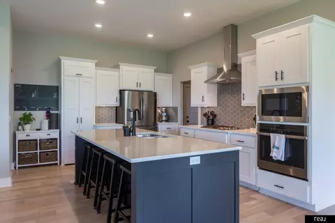 18332 Cheyenne Rd, Omaha, NE 68136