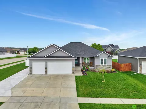 1214 Birchwood Dr, Hickman, NE 68372