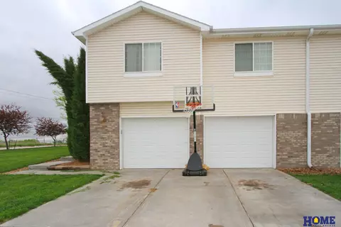 5201 N 9th Cir, Lincoln, NE 68521