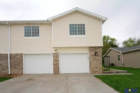 5203 N 9th Cir, Lincoln, NE 68521