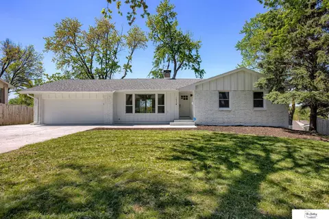 7633 Windsor Dr, Omaha, NE 68114