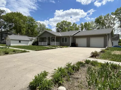 705 E 5th St, Crete, NE 68333