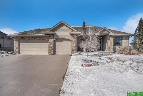 8214 Legacy St, Papillion, NE 68046