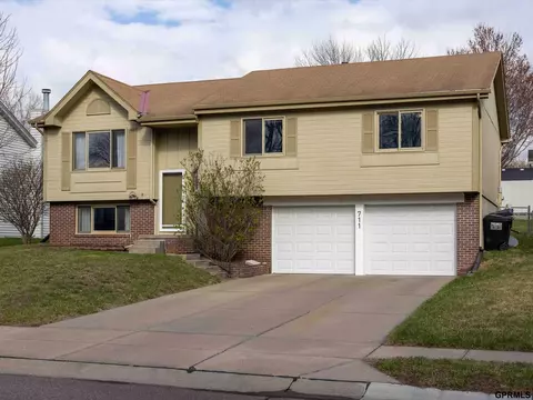 711 N Aberdeen Dr, Papillion, NE 68046
