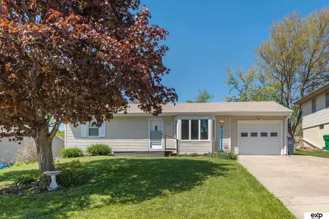 422 W West Plains Rd, Gretna, NE 68028
