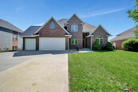 6724 S Ridge Dr, Lincoln, NE 68512