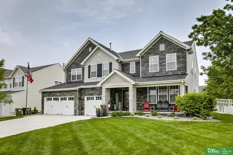 1811 White Pine Dr, Papillion, NE 68046