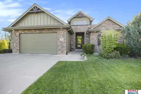2310 Placid Lake Dr, Papillion, NE 68046
