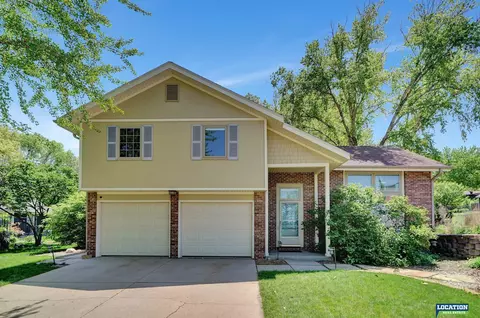7911 Trendwood Dr, Lincoln, NE 68506