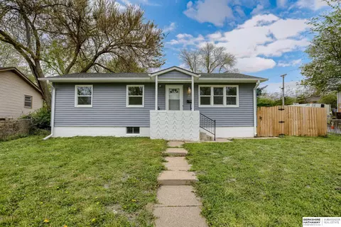 6052 Park Lane Dr, Omaha, NE 68104
