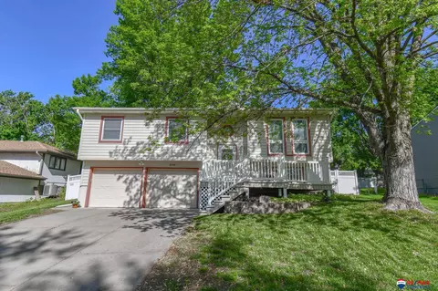 6109 NW 7th St, Lincoln, NE 68521