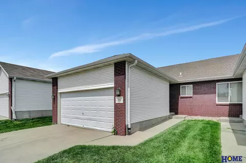 2450 City View Ct, Lincoln, NE 68521