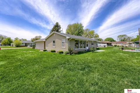 307 N Birchwood Dr, Fremont, NE 68025