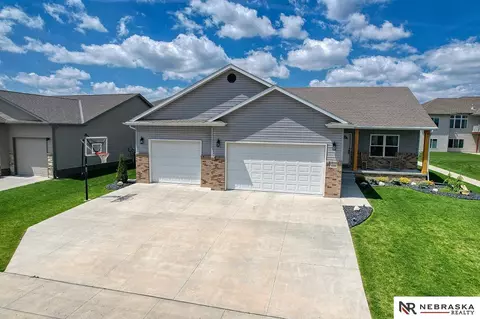 1233 N 100th St, Lincoln, NE 68527