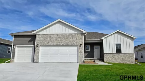 6235 Harvest Dr, Papillion, NE 68157