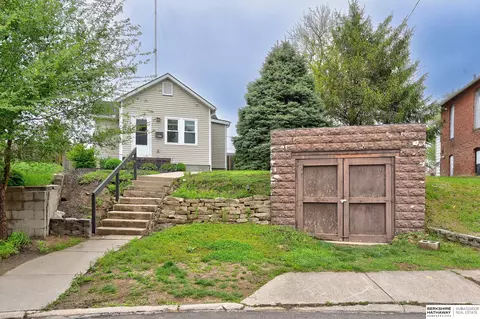 2784 Dupont St, Omaha, NE 68105