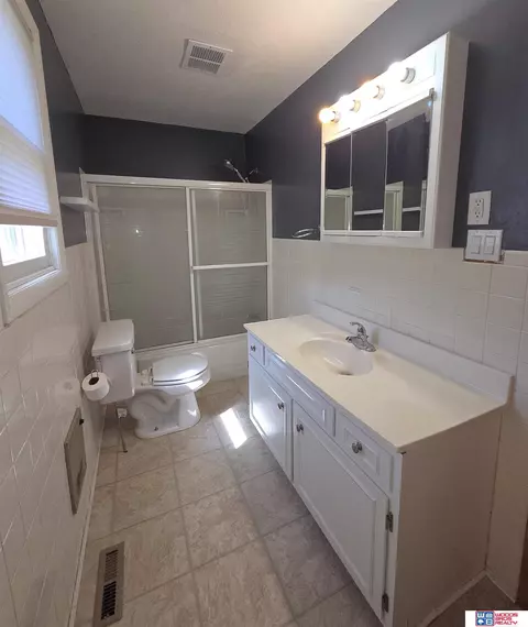 Bath - 410 Austin St, Pickrell, NE 68422 photo 1 of 2