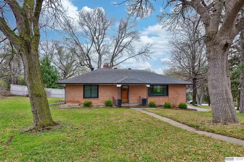 10556 W Center Rd, Omaha, NE 68124