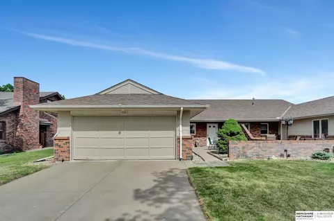1130 Rockhurst Dr, Lincoln, NE 68510