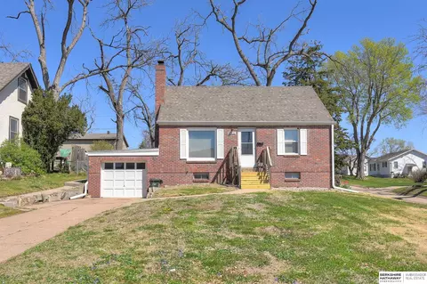 5515 Woodlawn Ave, Ralston, NE 68127