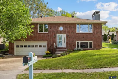 5920 Spruce St, Lincoln, NE 68516