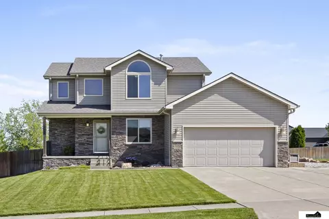 910 W 10th St, Hickman, NE 68372